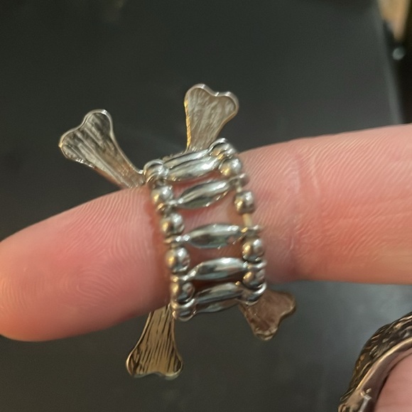 Metal skull and crossbones ring elastic stretch band - Picture 4 of 9